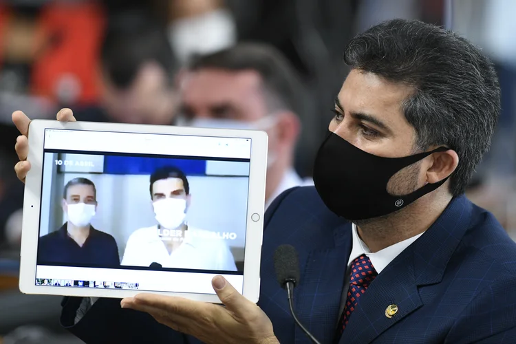Snador Marcos Rogério (DEM-RO) exibe vídeo de governadores defendendo uso da hidroxicloroquina no início da pandemia (Jefferson Rudy/Agência Senado)