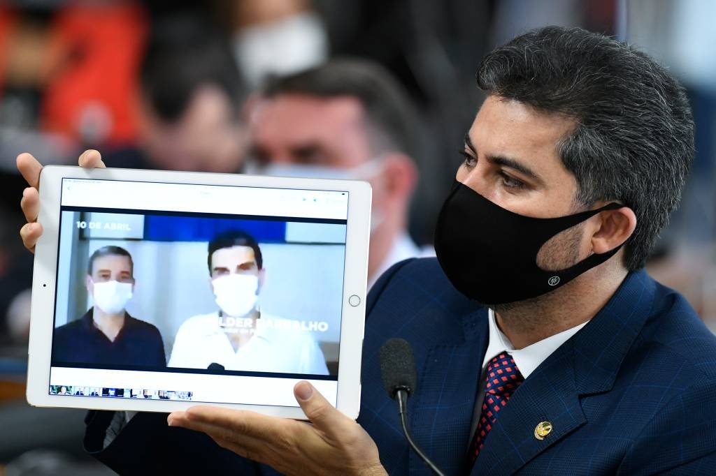 Senador mostra vídeo de governadores defendendo cloroquina e é repreendido