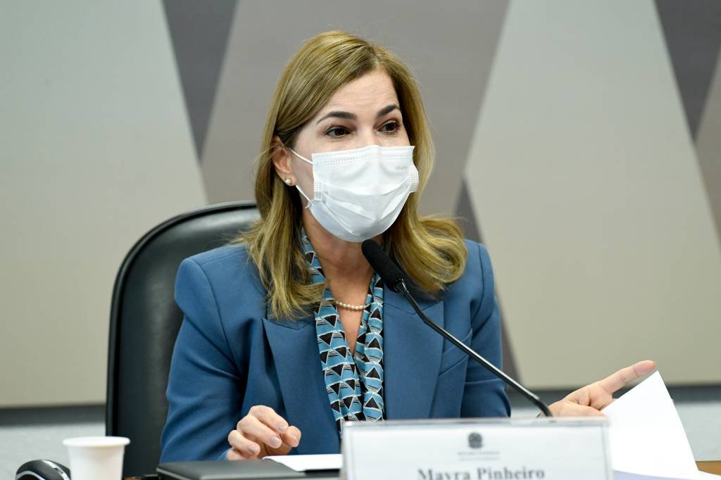 Mayra Pinheiro nega que tenha recebido ordem para recomendar cloroquina