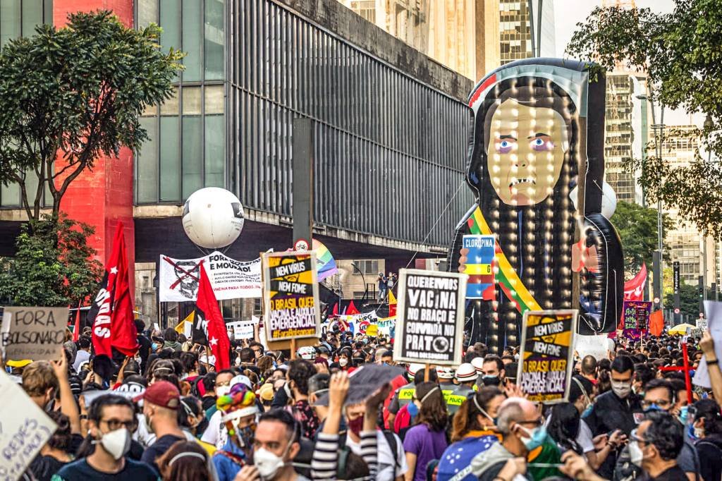 Manifestantes contra Bolsonaro ocupam Paulista e centro de Salvador