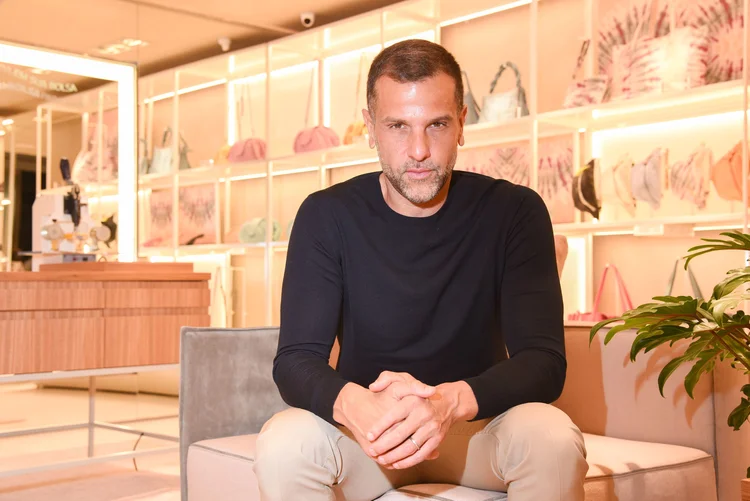 Alexandre Birman, CEO da Arezzo & Co, em loja do grupo de moda (Arezzo/Divulgação)
