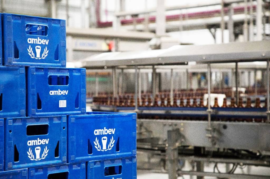 Linha de produção da Ambev (foto de arquivo): fábrica no Paraná produzirá vidros (Ambev/Divulgação)
