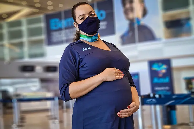 Carolina Barbosa foi recontratada na Azul, mesmo estando grávida de 5 meses (Reprodução/Acervo pessoal)
