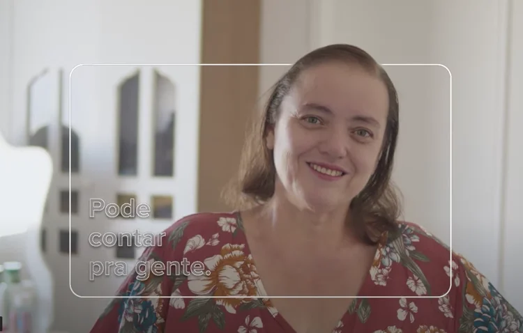 Rosângela conta a história de como sustenta três filhas com revenda de cosméticos em vídeo da campanha. (Carrefour/BriviaDez/Reprodução)