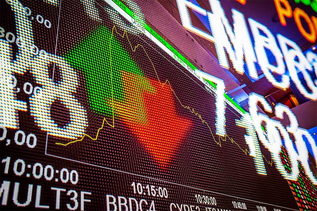 Ibovespa esbarra nos 125 mil pontos com ajuda de Vale e Petrobras; dólar fecha em R$ 5,65