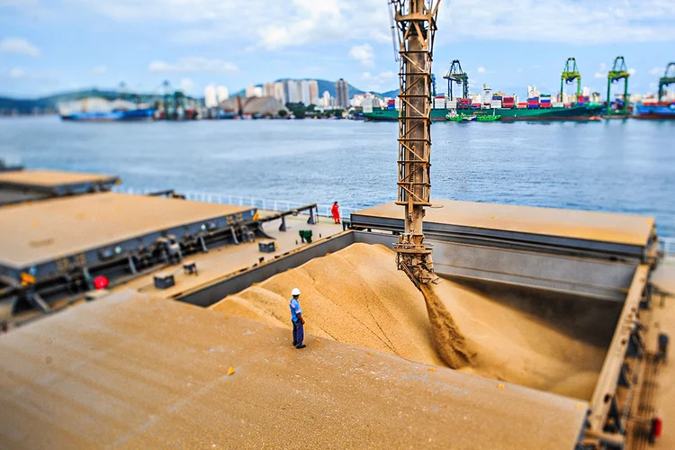 Escoamento de grãos em terminal no Porto de Santos: país é o maior exportador de soja do mundo | Foto: Germano Lüders/EXAME (Germano Lüders/Exame)