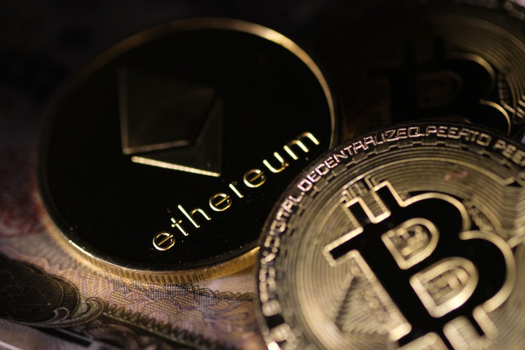 Bitcoin e ether, as duas maiores criptomoedas do mundo (Yuriko Nakao/Getty Images)