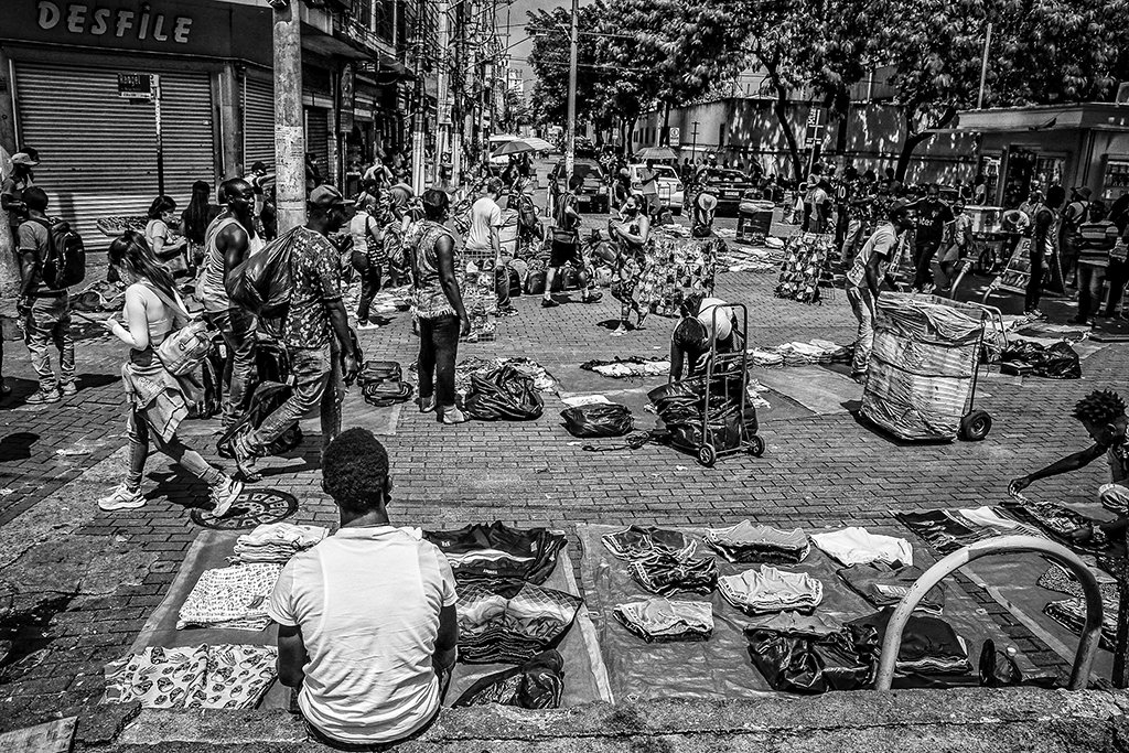 Ambulantes na região central de São Paulo: governo avalia criar um programa de renda direcionado aos 40 milhões de informais do país  (Alexandre Schneider/Getty Images)