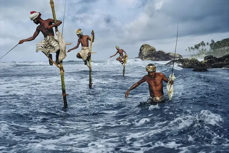 Steve McCurry: “Fishermen at Weligama”, Siri Lanka, 1995. (Reprodu;áo/Reprodução)