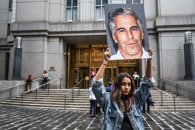 Jovem adolescente protesta contra Jeffrey Epstein após ele ter sido acusado de tráfico sexual, em julho de 2019 (Stephanie Keith/Getty Images)