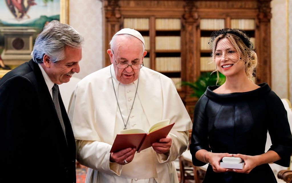 Fernández encontra papa Francisco e busca apoio para negociar com FMI