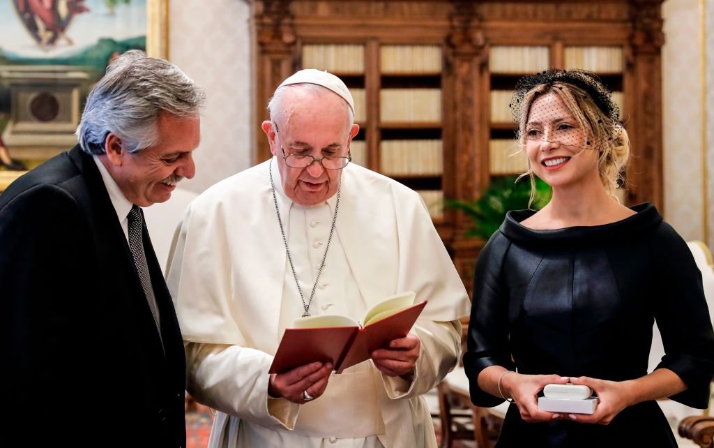 Papa Francisco ao lado de Alberto Fernández e sua esposa, Fabiola Yanez, em 2020: presidente argentino faz nova visita ao papa nesta quinta-feira (REMO CASILLI/POOL/AFP/Getty Images)
