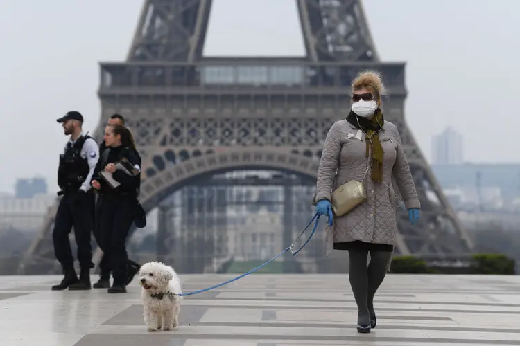 Mulher em Paris: reabertura de parte das atividades na França nesta quarta-feira, 18 (Pascal Le Segretain/Getty Images)