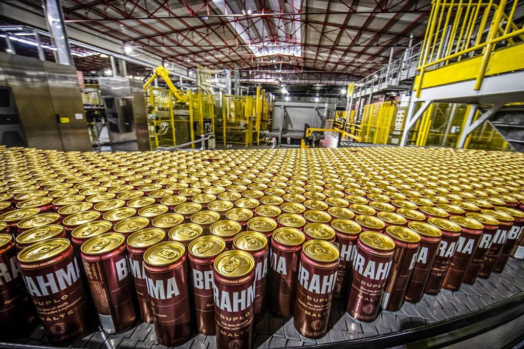 Entrega de cervejas da Ambev no Brasil deve cair 1,9% no ano, estimam analistas (Jonne Roriz/Bloomberg via/Getty Images)