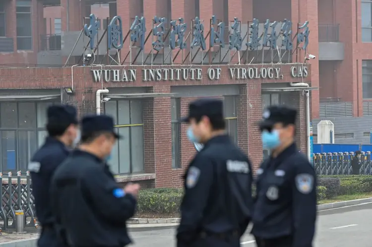 Policiais chineses em frente ao Instituto de Virologia de Wuhan (HECTOR RETAMAL/Getty Images)