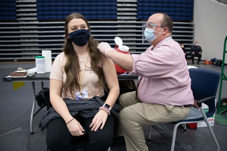 EUA: na última semana o país viu uma queda de 23% no número de novos casos de covid-19 e 4% no número de mortes causadas pela doença (MEGAN JELINGER/AFP/Getty Images)