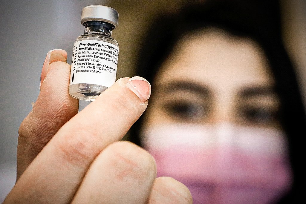 Vacinação: partido pede imunização contra covid-19 de adolescentes entre 12 e 17 anos sem comorbidades (Ahmad Gharabli/AFP/Getty Images)