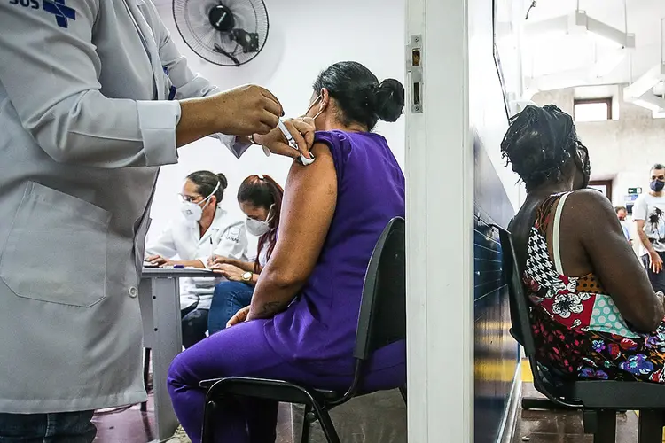 Enfermeira aplica vacina contra o coronavírus: Mato Grosso do Sul é o Estado que mais vacinou sua população até aqui: 25,44% dos habitantes (Alexandre Schneider/Getty Images)