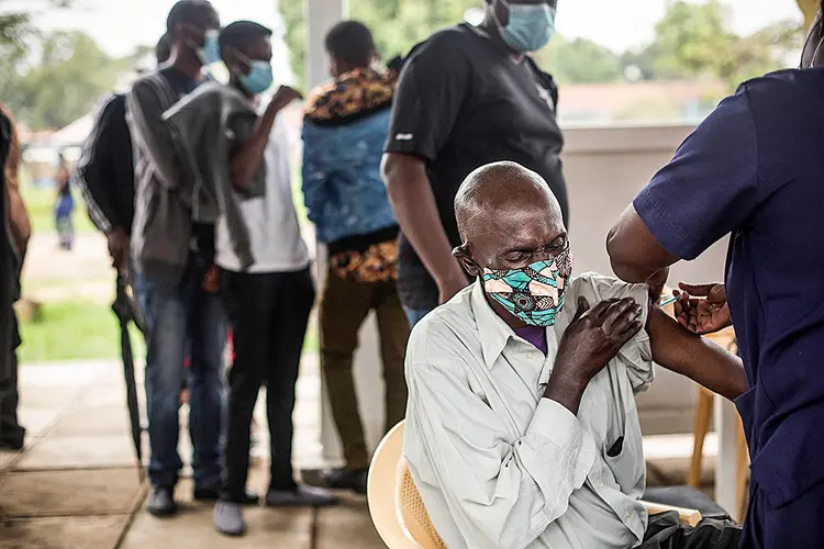 Programa de vacinação em Nairobi, no Quênia. Novas variantes que se espalharam pelo sul e leste da África aumentam desafio de controlar a pandemia (Robert Bonet/NurPhoto/Getty Images)