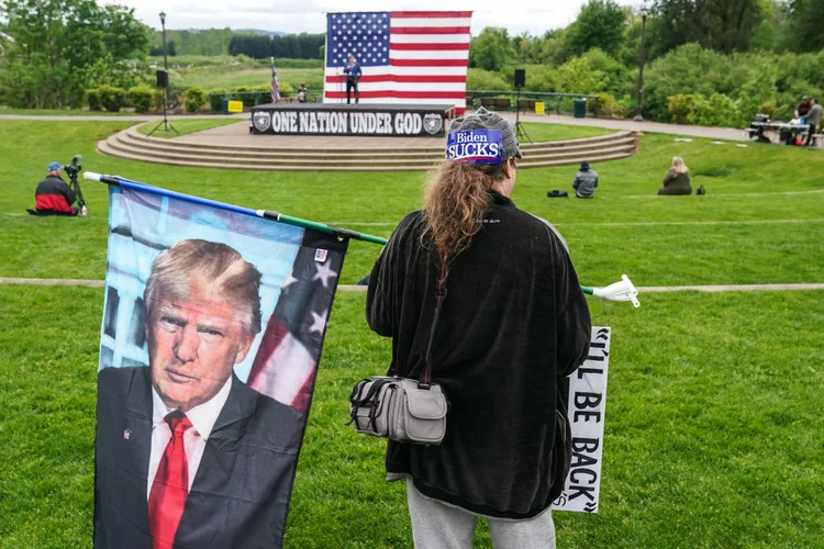 Apoiadora de Donald Trump: ex-presidente realiza comício na Carolina do Norte em uma tentativa de voltar às urnas em 2024 (Nathan Howard/Getty Images)