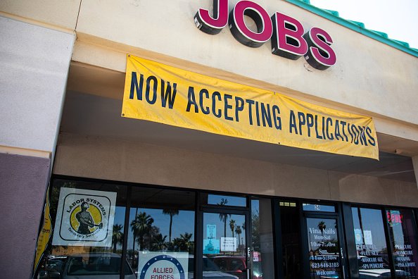 Placa de "Estamos aceitando pedidos de emprego" nos Estados Unidos (Courtney Pedroza/Bloomberg via/Getty Images)