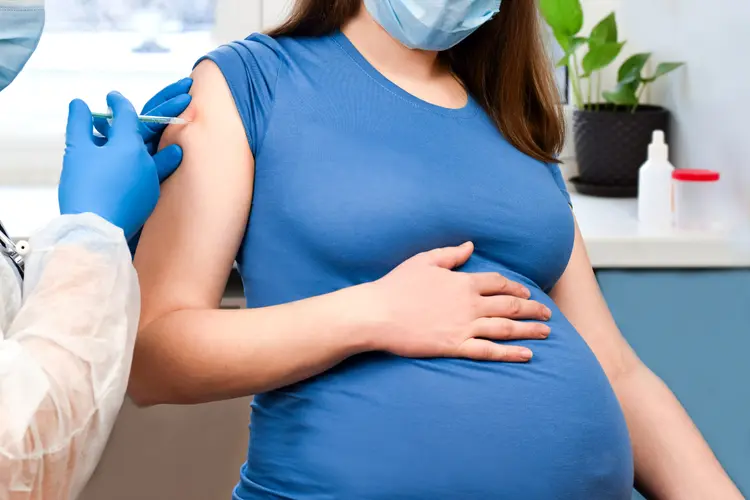 Vacinação: grávidas que recebem vacina imunizam os bebês? (Marina Demidiuk/Getty Images)