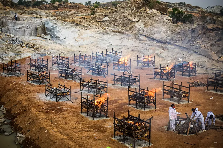 Cremação coletiva na Índia, segundo país no mundo com maior número de casos e mortes por covid (Abhishek Chinnappa/Getty Images)
