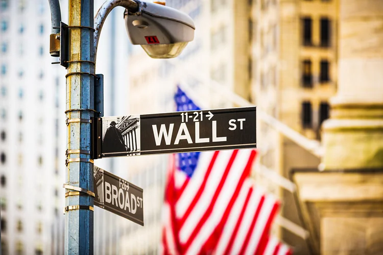 Wall Street, em Nova York, sede de alguns dos principais bancos dos Estados Unidos: programadores poderão trabalhar de casa no pós-pandemia (MD Birdy/Getty Images)