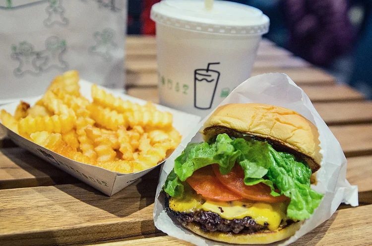 Shake Shack: rede ofereceu batatas grátis aos vacinados em Nova York (Photo Illustration by Scott Olson/Getty Images)