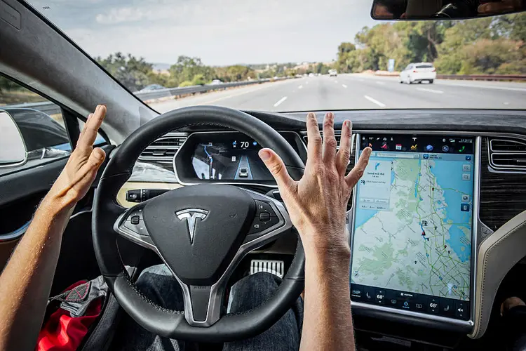 Modelo de carro autônomo da montadora americana Tesla: montanha de dados gerados no funcionamento de carros sem motoristas vai exigir infraestrutura de comunicação mais eficiente (Bloomberg / Colaborador/Getty Images)