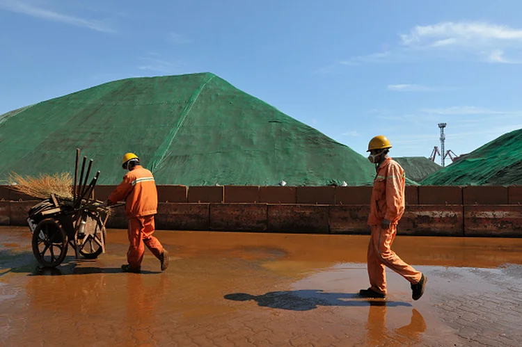 Pilha de minério de ferro no porto de Rizhao, na província de Shandong | Foto: Jie Zhao/Corbis via Getty Images (Jie Zhao/Corbis/Getty Images)