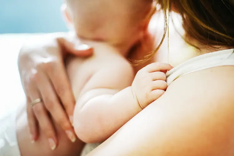 Mãe segurando bebê (GettyImages/Getty Images)