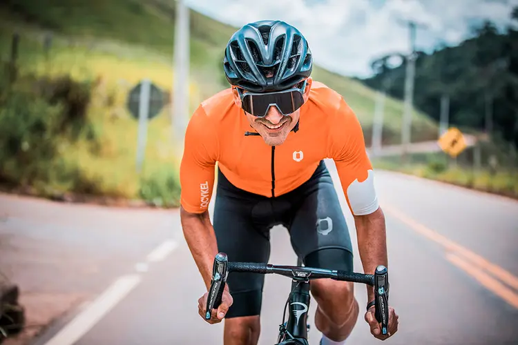 Ciclista veste peças da brasileira IQcykel. (IQcykel/Divulgação)