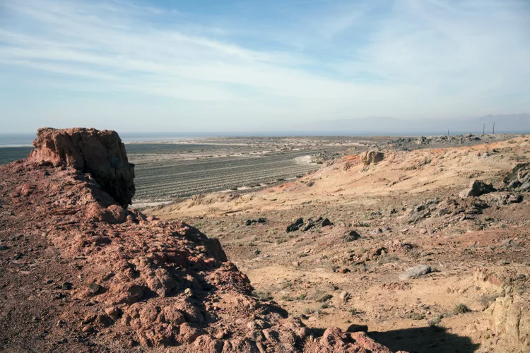 Vista do mar de Salton em declínio rápido de Red Hill, que já foi cercado por água, em Imperial County, Califórnia: o lago, o maior da Califórnia, está no centro de uma corrida para encontrar fontes dos materiais necessários para carros elétricos e energia renovável (Gabriella Angotti-Jones/The New York Times)