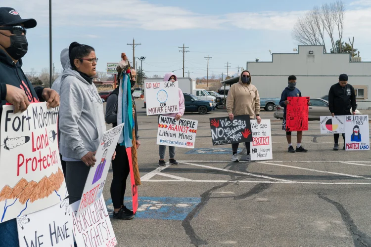 Membros da tribo Fort McDermitt Paiute e Shoshone protestam em frente aos escritórios do Bureau of Land Management federal em Winnemucca, Nevada, antes de iniciar uma corrida de oração para Thacker Pass, o local onde uma nova mina de lítio iria operar. (Gabriella Angotti-Jones/The New York Times)