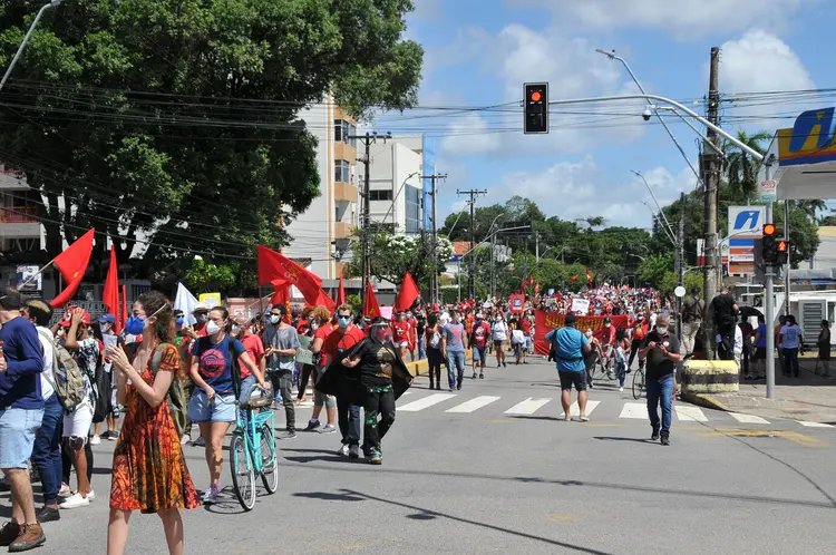 Protesto contra Bolsonaro no bairro do Derby, em Recife: manifestantes foram atingidos com balas de borracha ao fim do ato (JUNIOR BOO/O FOTOGRÁFICO/Agência Estado)