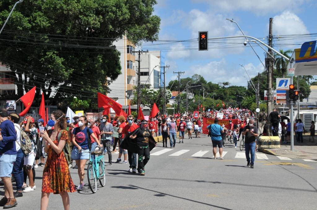 Manifestações contra Bolsonaro continuam; Recife tem repressão da PM
