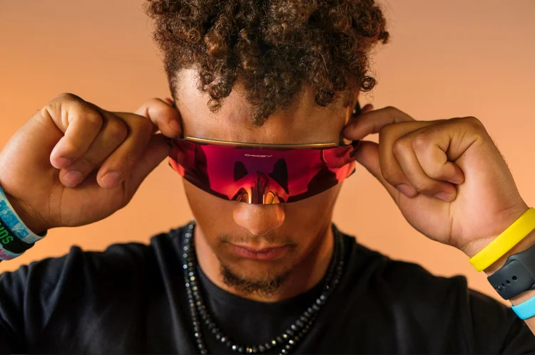 Jogador de futebol americano, Patrick Mahomes posa com o novo Oakley Kato (Reprodução/Divulgação)