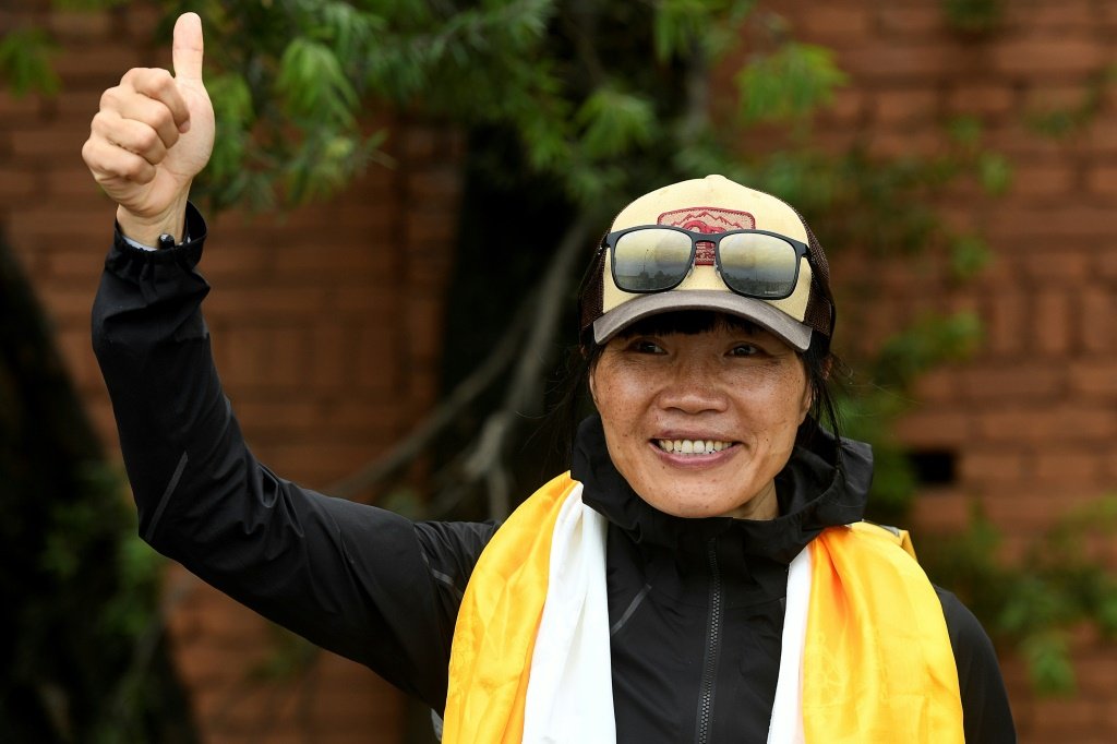 Mulher de Hong Kong bate recorde de escalada mais rápida ao Everest