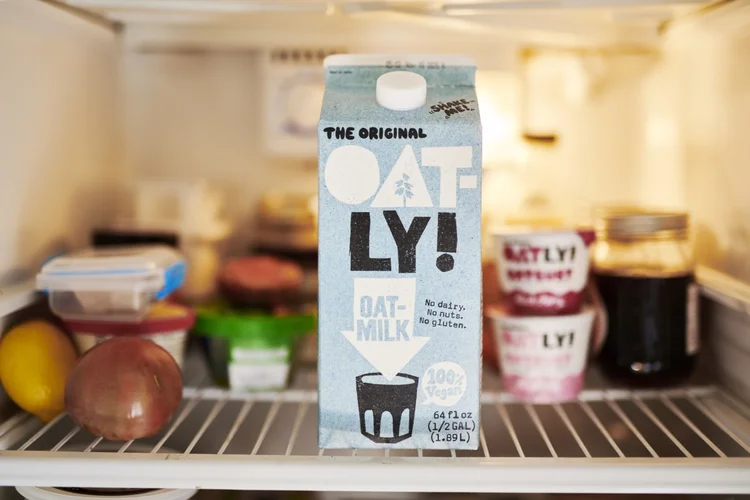 Oat milk: o valor de mercado da empresa é de US$ 10,1 bilhões, topo da faixa do preço-alvo do IPO (Oatly oat milk/Divulgação)