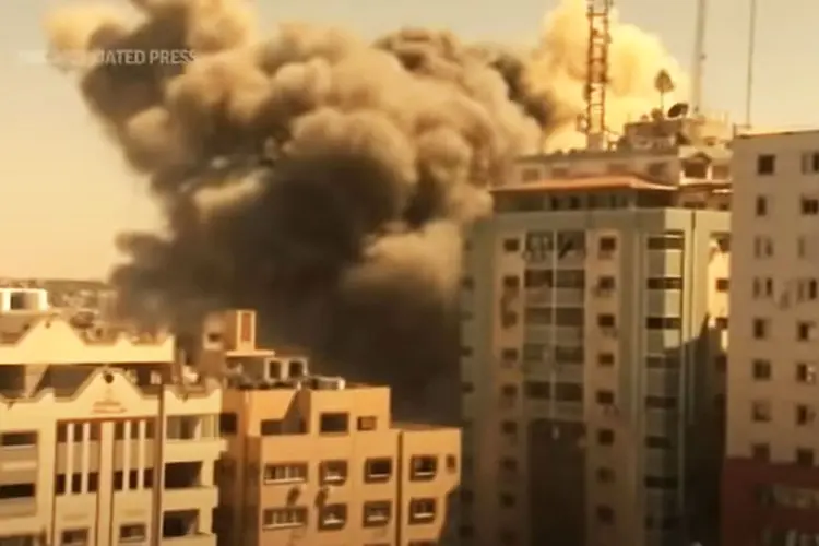 Ataque aéreo israelense destruiu a torre da Associated Press e escritórios da Al Jazeera em Gaza. (AP YouTube/Reprodução)