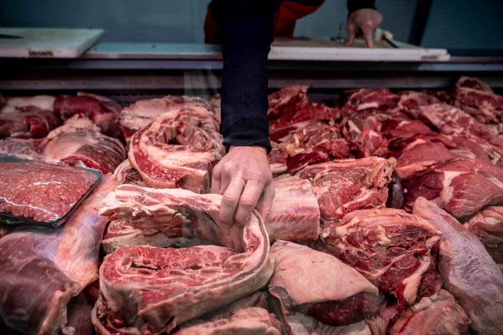 Maioria dos brasileiros cortam consumo de carne com inflação
