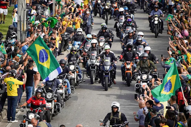 Bolsonaro faz ato sem máscara e com aglomeração no Rio de Janeiro. (Wagner Meier/Getty Images)