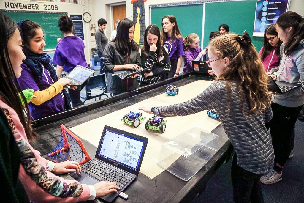 Escola abre oficinas gratuitas de criação de games e de robôs