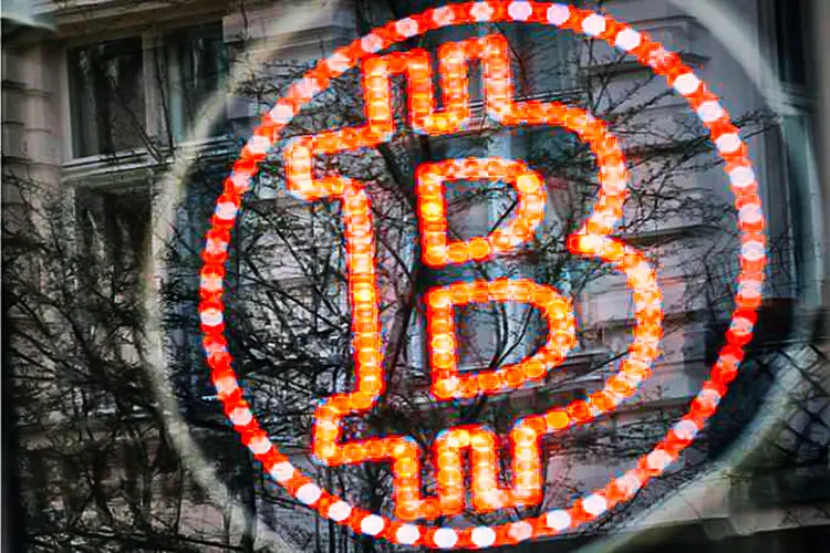 O bitcoin é negociado em US$ 39.380 no momento (Siegfried Layda/Getty Images)