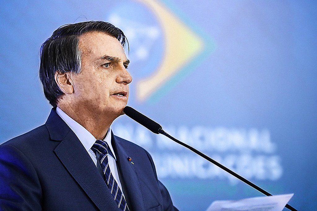 Bolsonaro sanciona lei que prevê pena de até 4 anos para crime virtual