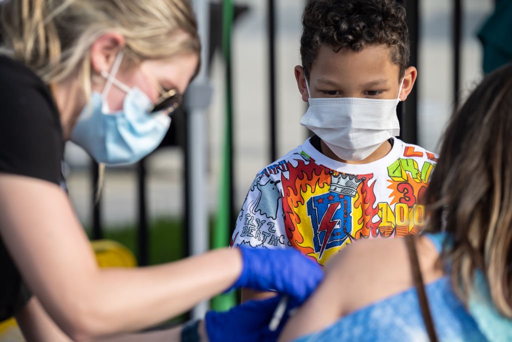 Vacinação: cientistas debatem a necessidade de imunizar crianças para atingir níveis de imunidade maiores (Jon Cherry/Getty Images)
