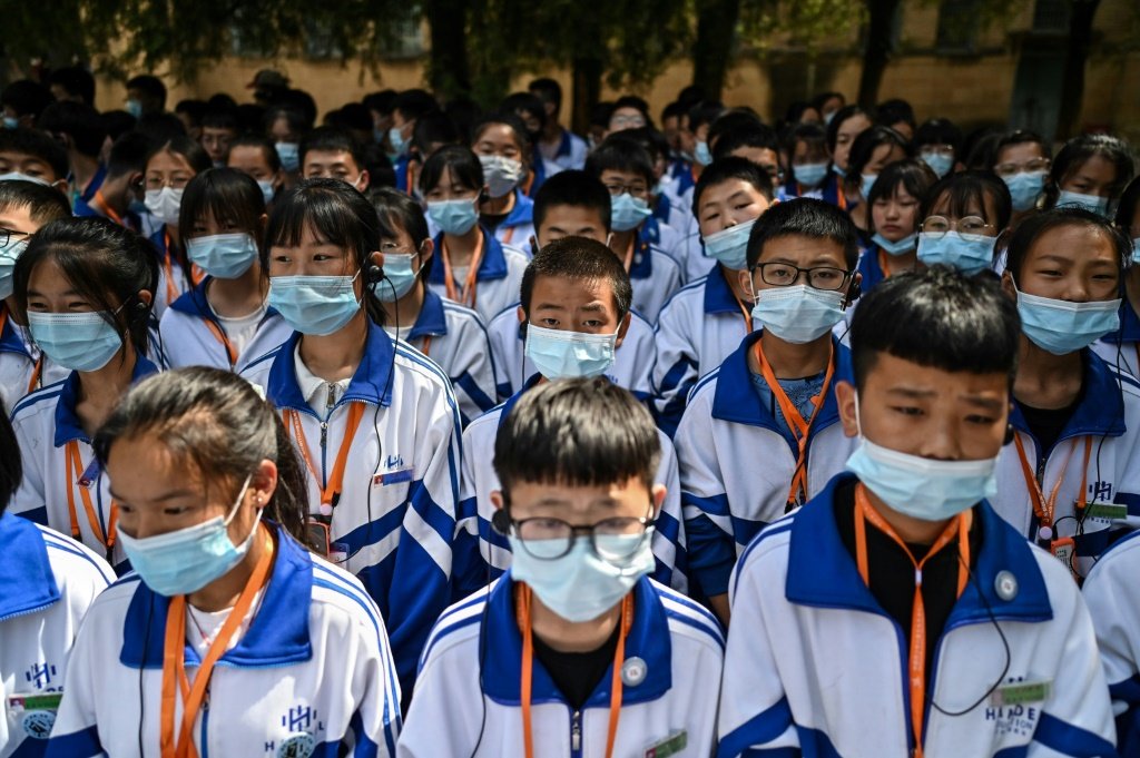 China pode perder o título de maior população do planeta mais rápido que o previsto (Patrick BAERT/AFP)