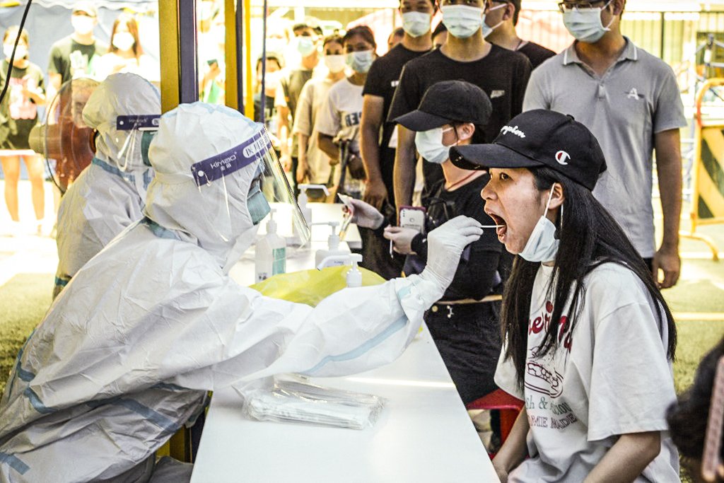 China limita viagens em sua província mais populosa após alta de covid