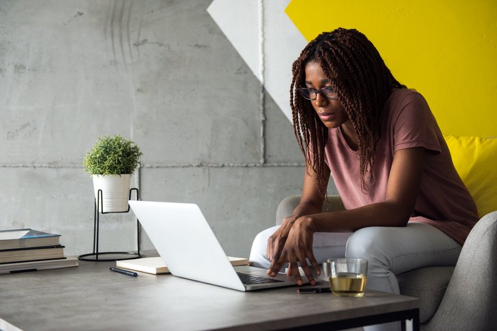 Cai a presença de mulheres e pessoas negras em publicidade nas redes sociais, aponta pesquisa